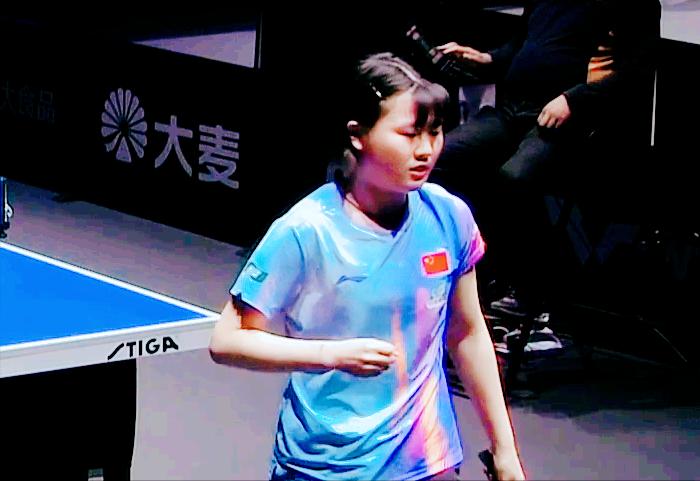 太棒了！国乒女队后继有人了！WTT太原挑战赛，陈梦15岁徒弟蒋依依开局就是王