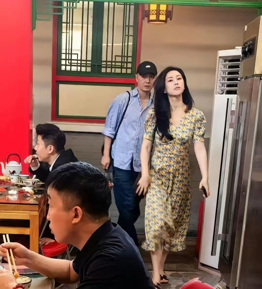 40岁朱珠在北京餐馆现身，穿长裙配拖鞋，长发飘飘，老美了！女明星跟普通路人差别可