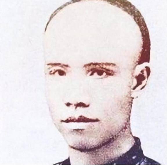1898年9月，百日维新失败。康有为逃跑，谭嗣同能逃而不逃，被慈禧砍头。行刑前一