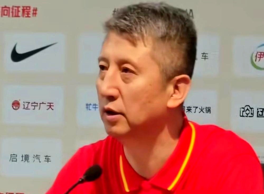 周琦主动请缨重返国家队，等来的却是郭士强干脆利落的闭门羹。休赛期一个人闷头苦练，身体指标拉满，满心欢
