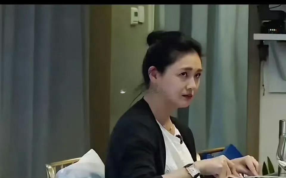 这个时候的S，可能对汪小菲已经到了很讨厌的地步了吧，眼神骗不了人，这白眼翻的