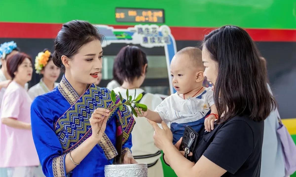 中老铁路的小姐姐们。从云南昆明到老挝万象的铁路上，有一道靓丽的风景线，那就是乘务
