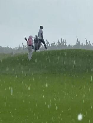 老詹热爱高尔夫到什么程度？下大雨照打不误，而且不是一般的大雨，都有下雹子的感