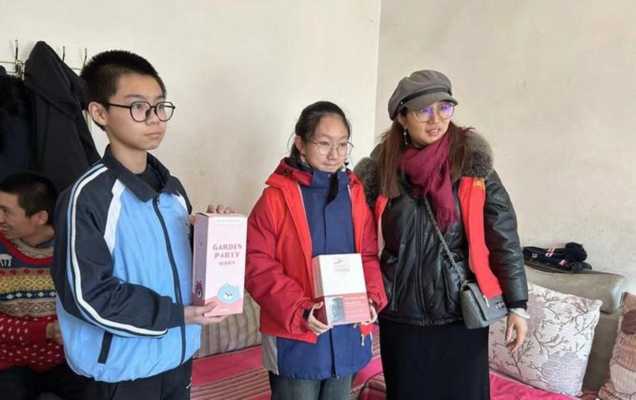 上初中一年级的儿子给妈妈商量：妈妈你以后中午送饭能送两份吗？妈妈问为什么？儿子说