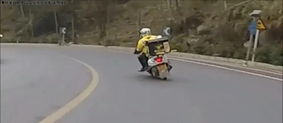 一段视频引发热议——KTM390在山路上被外卖小哥的125小踏板轻松超越，弯道
