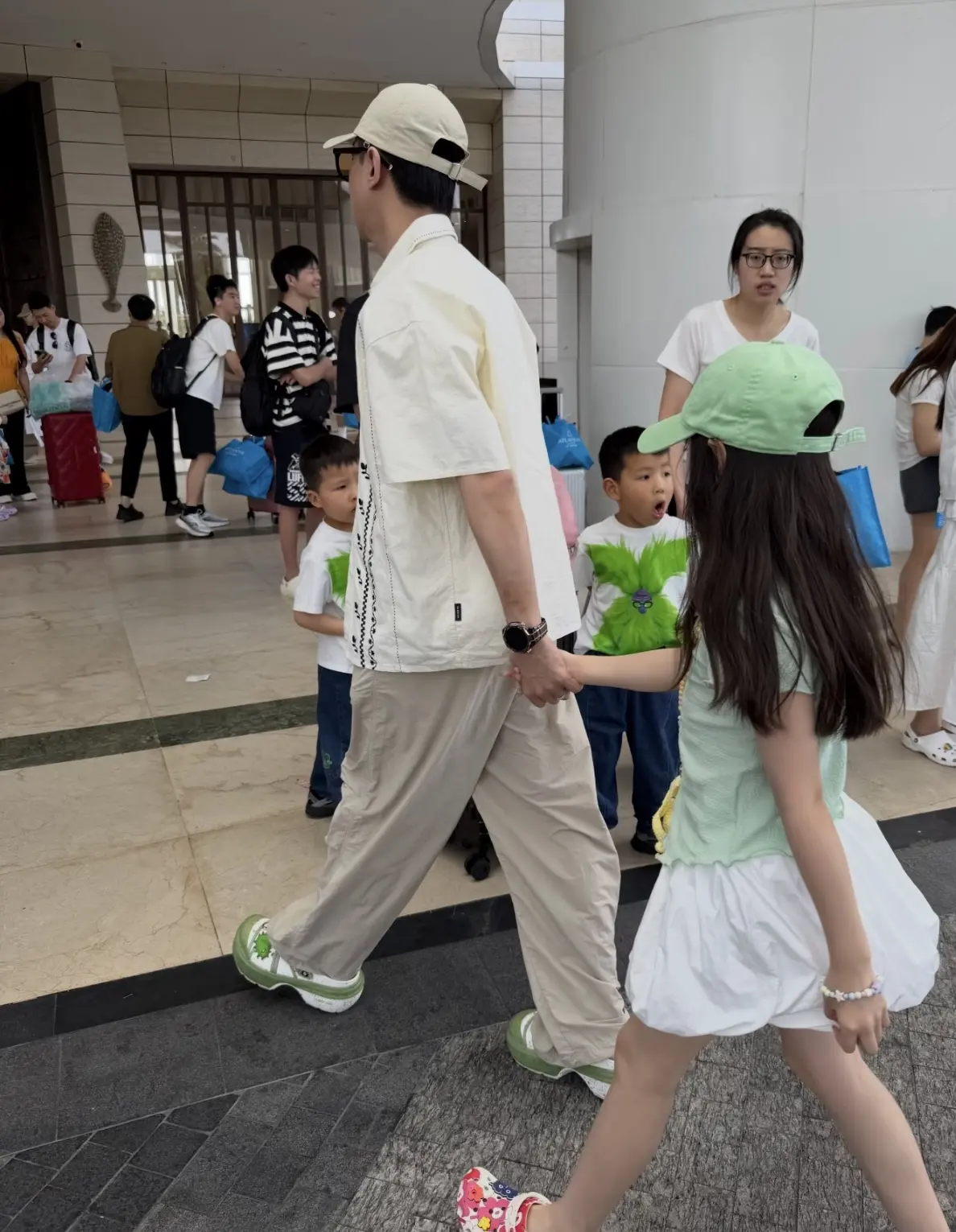 张维伊牵着小酒窝走路，奶爸范十足。董璇佟丽娅等人带娃三亚旅游，张维伊牵...