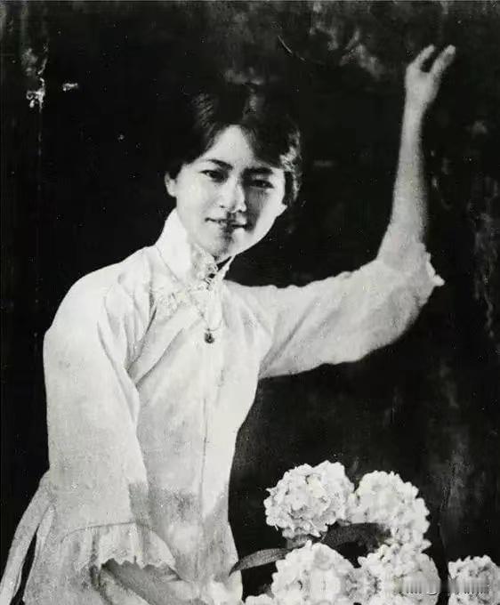 厨房里烧着柴火，书房里摊着图纸，她病得直不起腰。2004年林洙那句话传了二十年