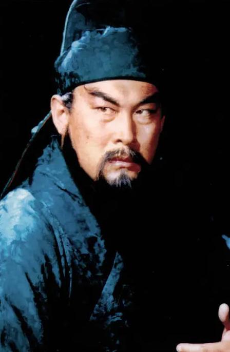 关羽浪得虚名？正史里的关羽比《三国演义》里更强，堪称绝世猛将。 建安五年的白