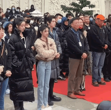 这是多亏了颜值，还是多亏了衣服？一个艺人的颜值高不高，就看她在人群里显不显眼