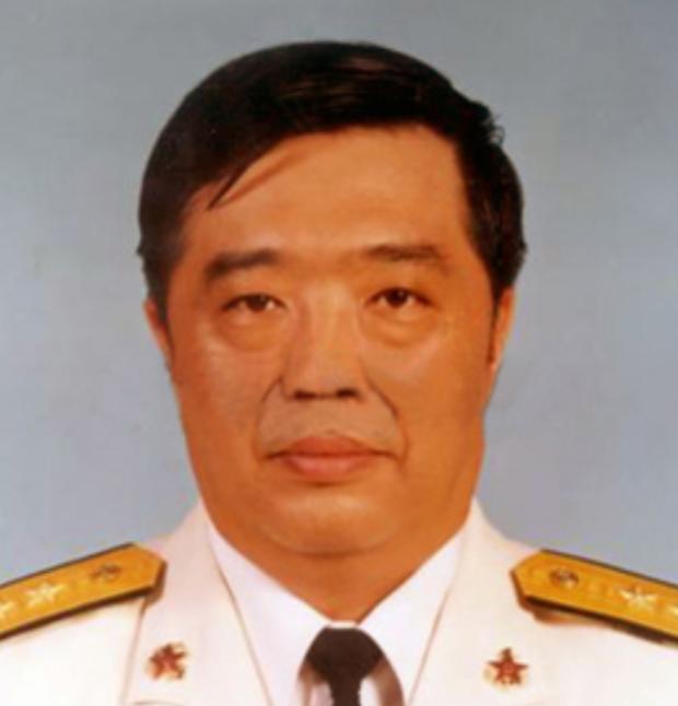 2001年，在贺龙的儿子贺鹏飞的葬礼上，母亲却盯着遗体发呆，哽咽重复着：“儿子啊