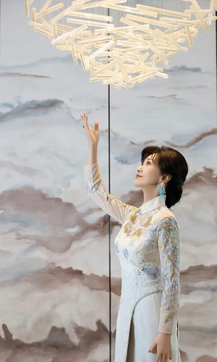 赵雅芝穿刺绣礼裙风韵十足！气质优雅迷人状态超好