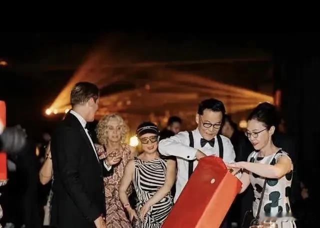 李国庆又结婚了，他甚至在婚礼上说，现任妻子才是他心目中的唯一女神，只是他当年被拒