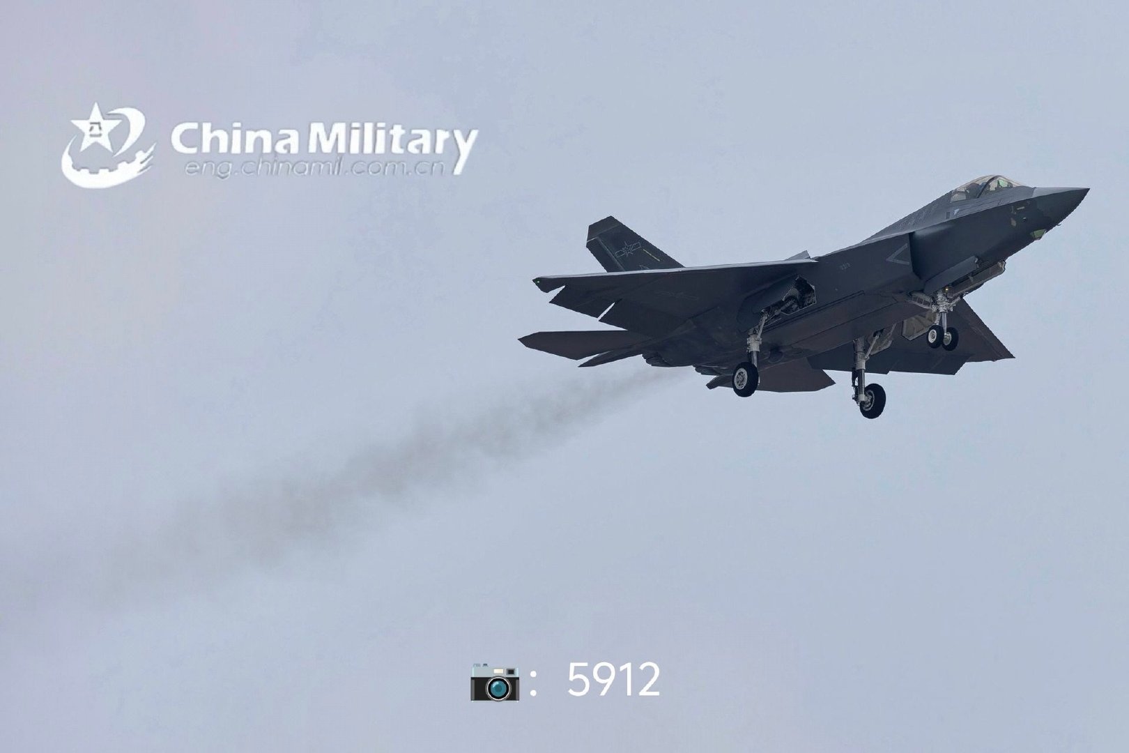 第18架J35量产型[墨镜]加上之前官方暴出的第30架J35绿皮量产机，老中量产J35系列的速度非常
