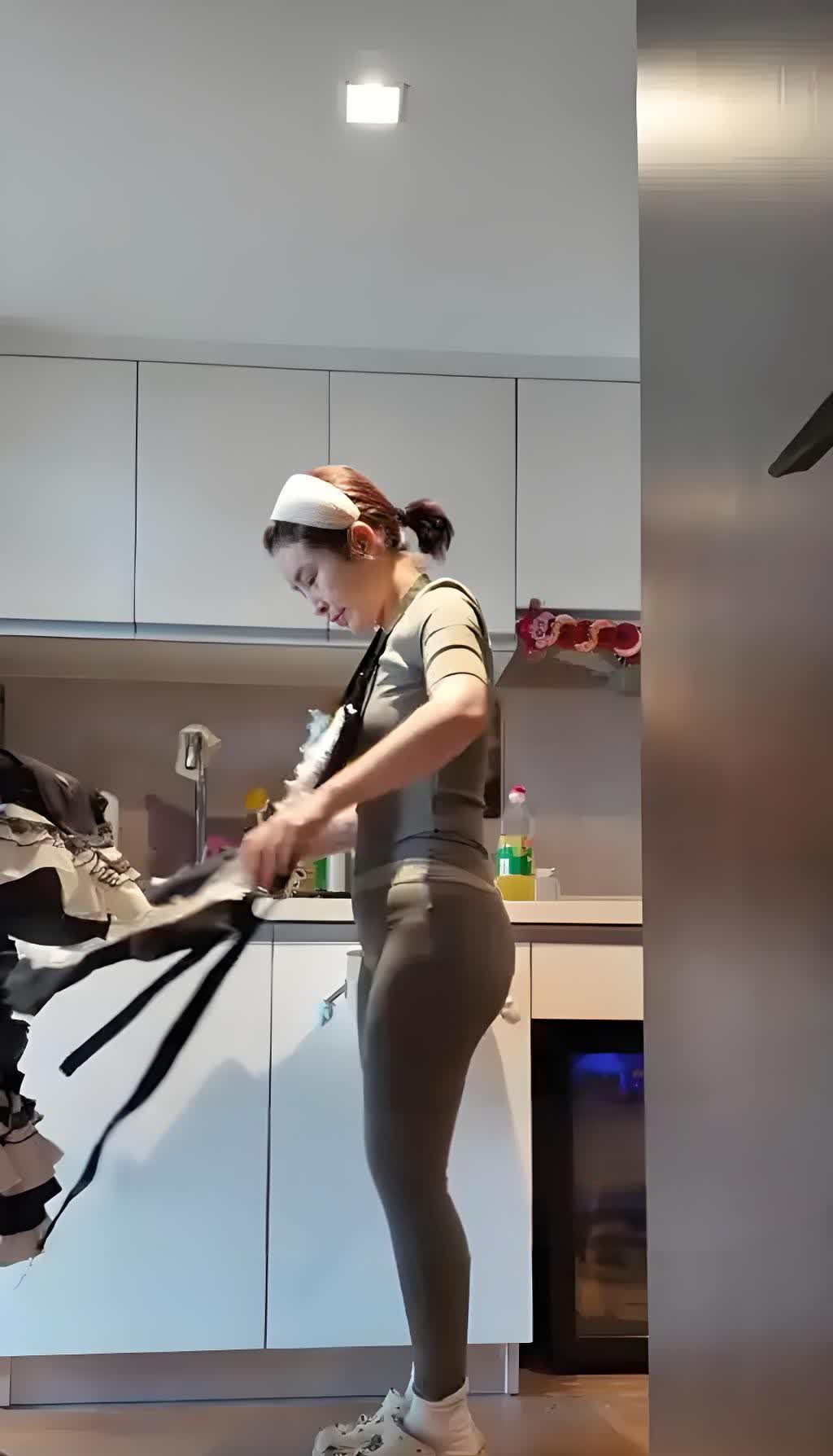 女子称穿瑜伽服上门做饭不是为流量近日，杭州一90后小姐姐穿瑜伽裤上门炒菜