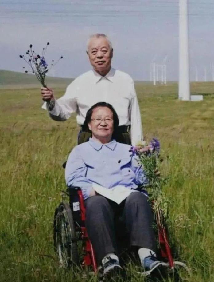 1976年，李讷搬到北京西郊的四合院，昔日的领袖之女陷入困境。父亲去世，母亲江青