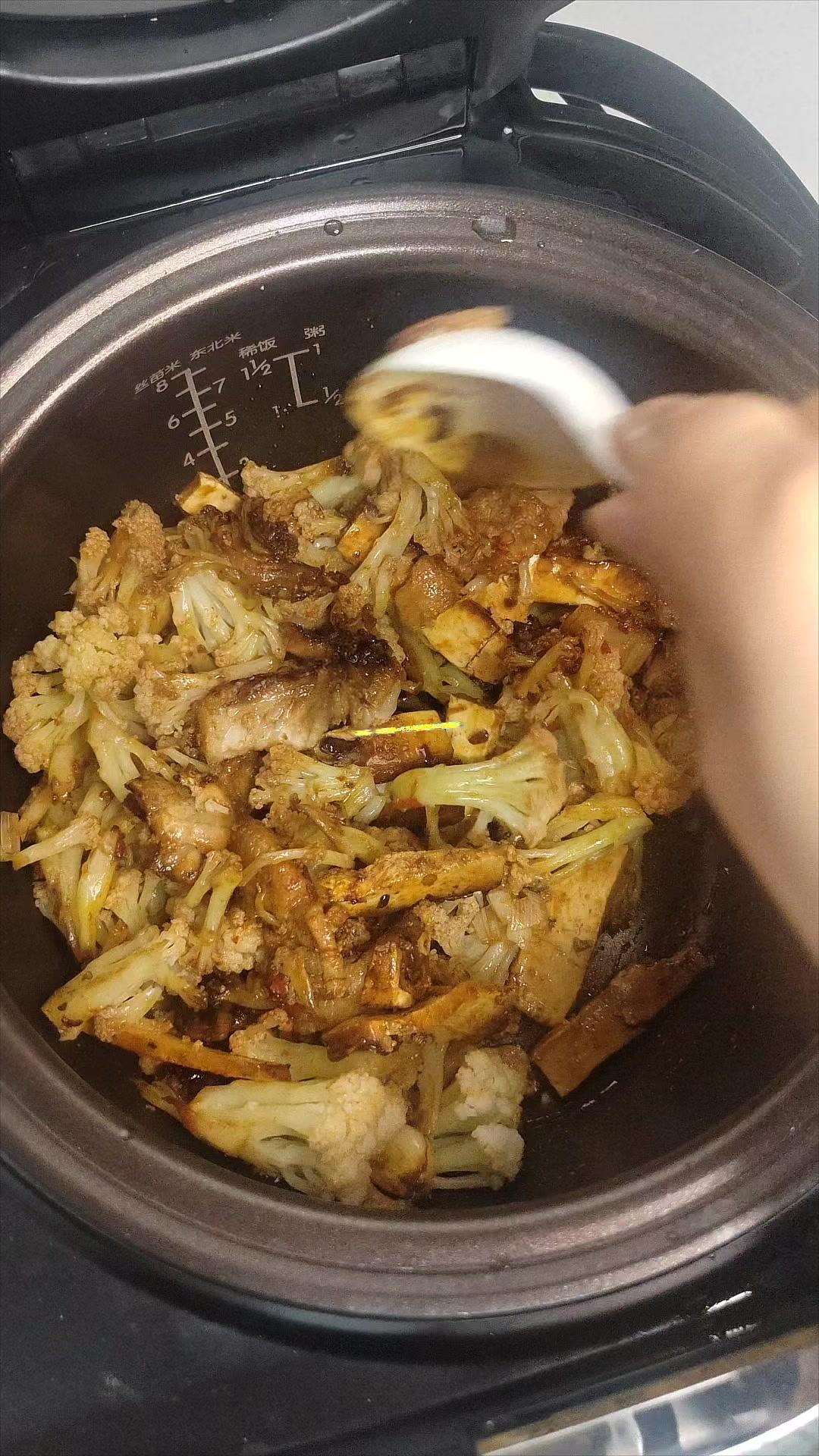 🍲电饭锅版干锅花菜，一锅搞定！✨今天修邪一下，用电饭锅来做干锅花菜，别人还在灶