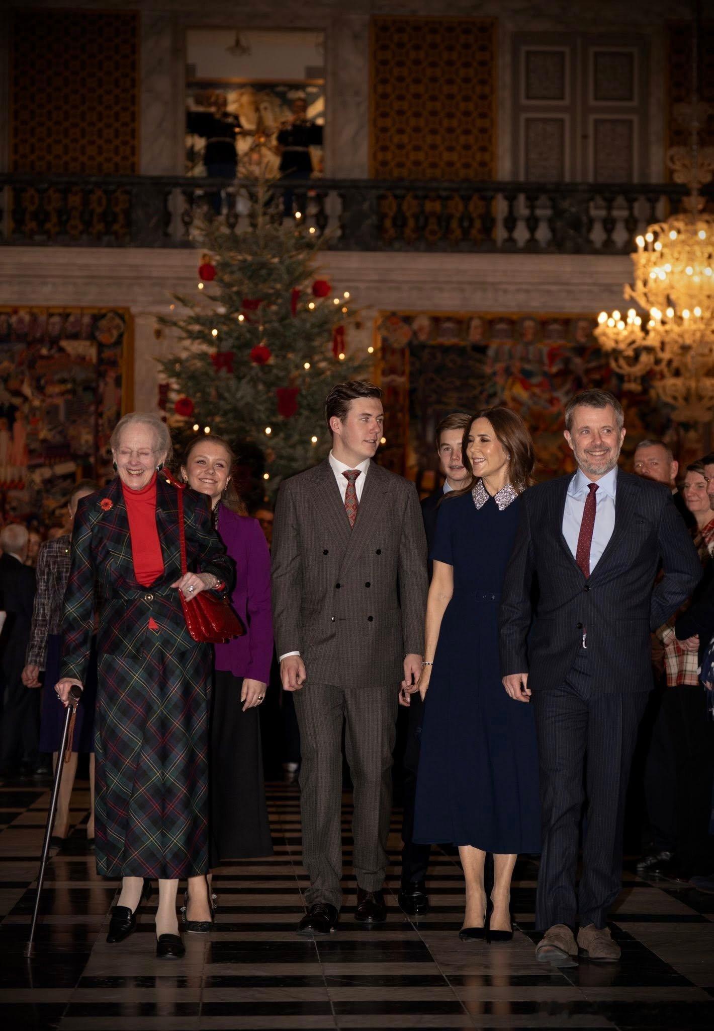 新闻2025.12.17丹麦国王一家（约瑟芬缺席）和女王玛格丽特二世在克里斯