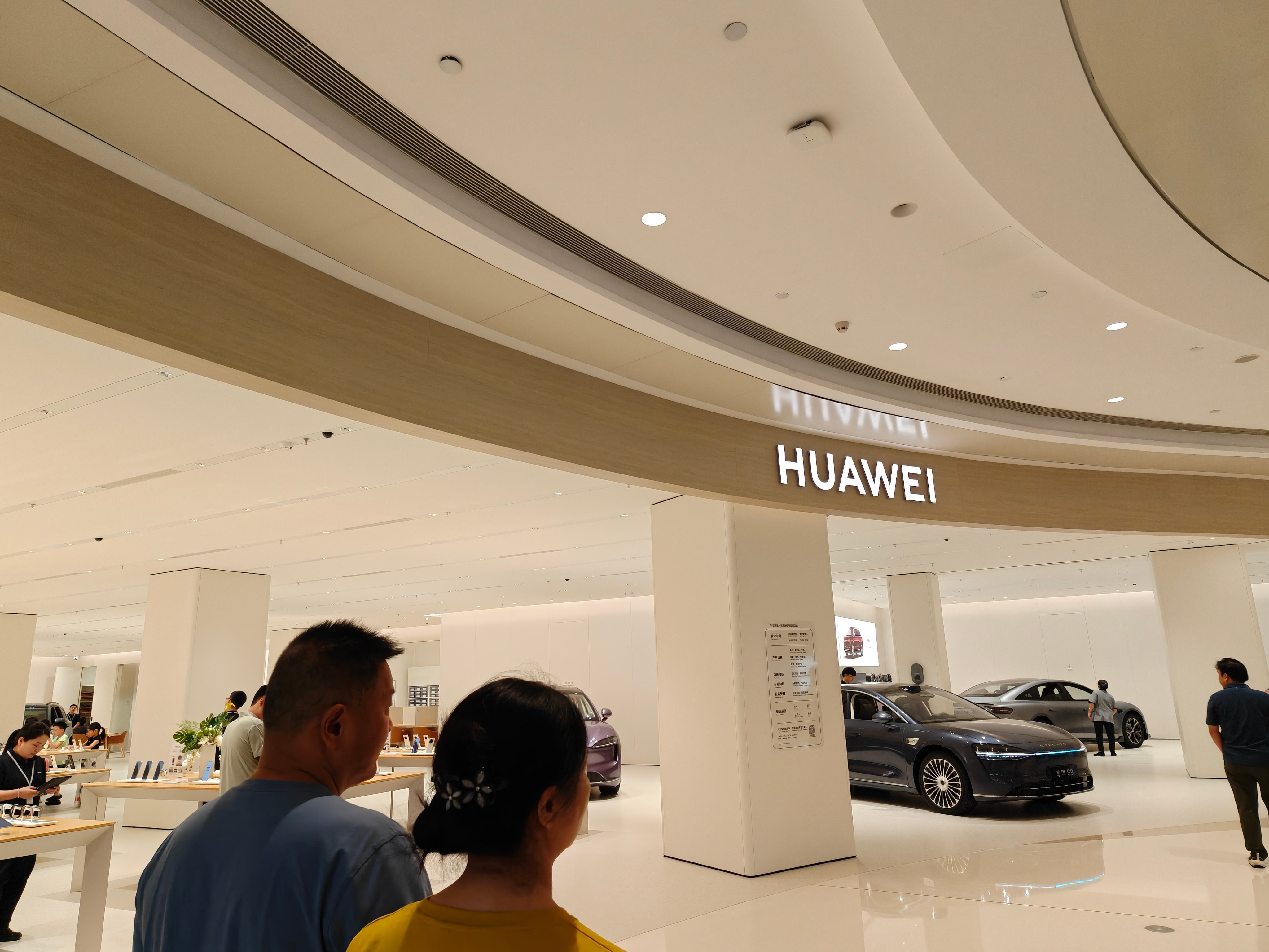 家门口的鸿蒙智行店铺开了，走过来还能闻到装修的味道，真新啊，这个地方之前是一家奢