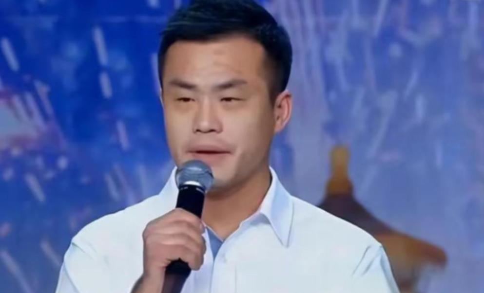 2000年，一位20岁的犯人在狱中爱上了女教官，向她大胆表白后，女教官塞给他一张