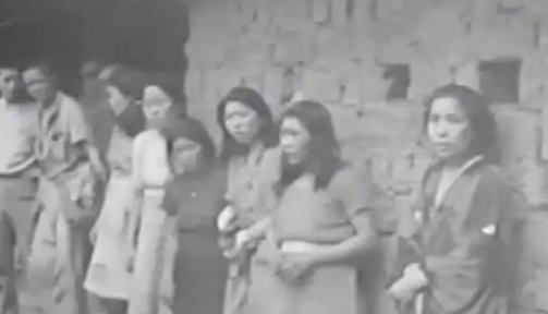 1939年，年仅13岁的女孩被按在冰冷的炕上。村民坚持要用三根长长的铁钉扎进了她