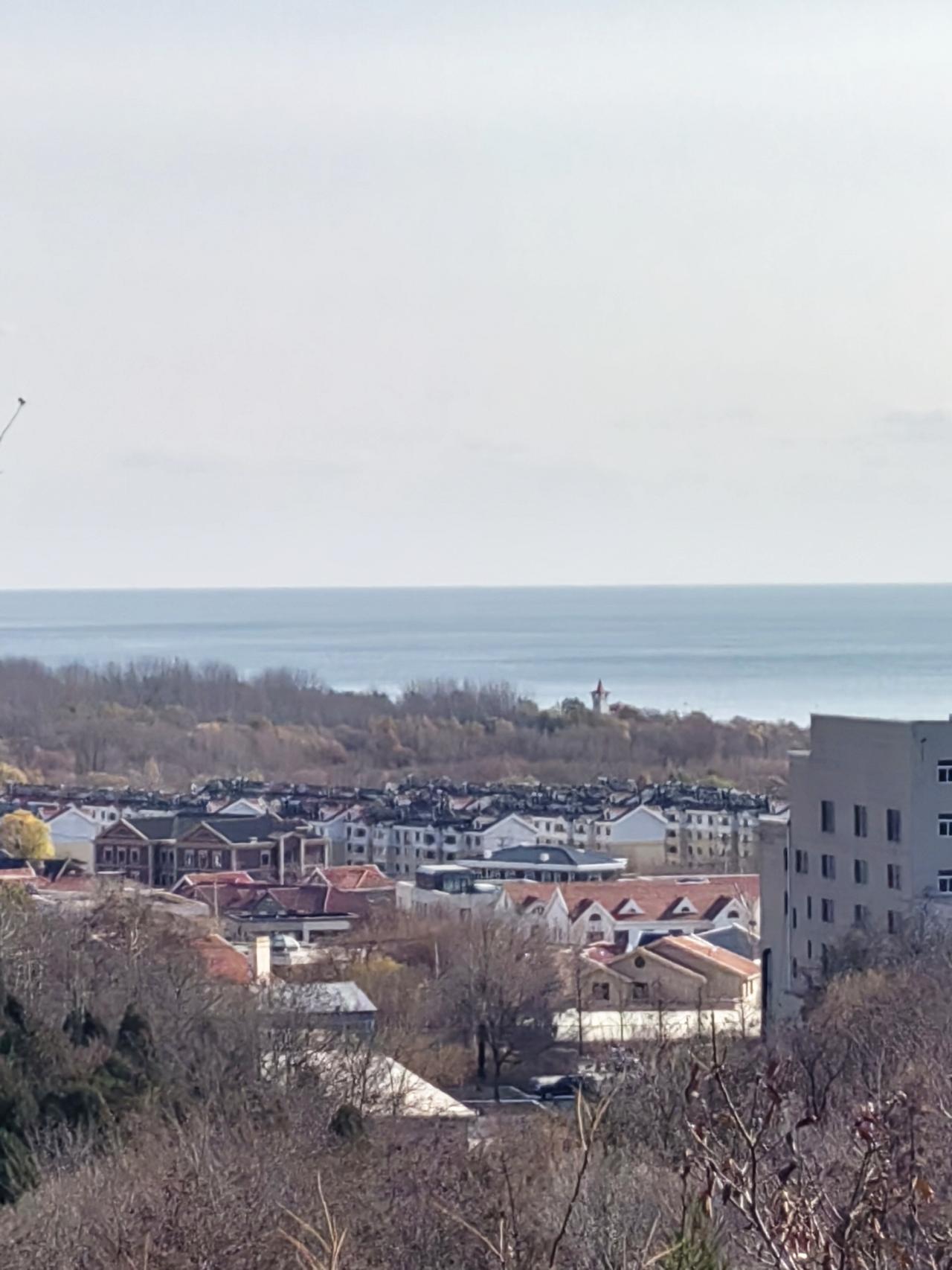 籽铱奶奶生活日记——晒太阳分享冬日海景冬日晒太阳，成了我的生活日常。我家距