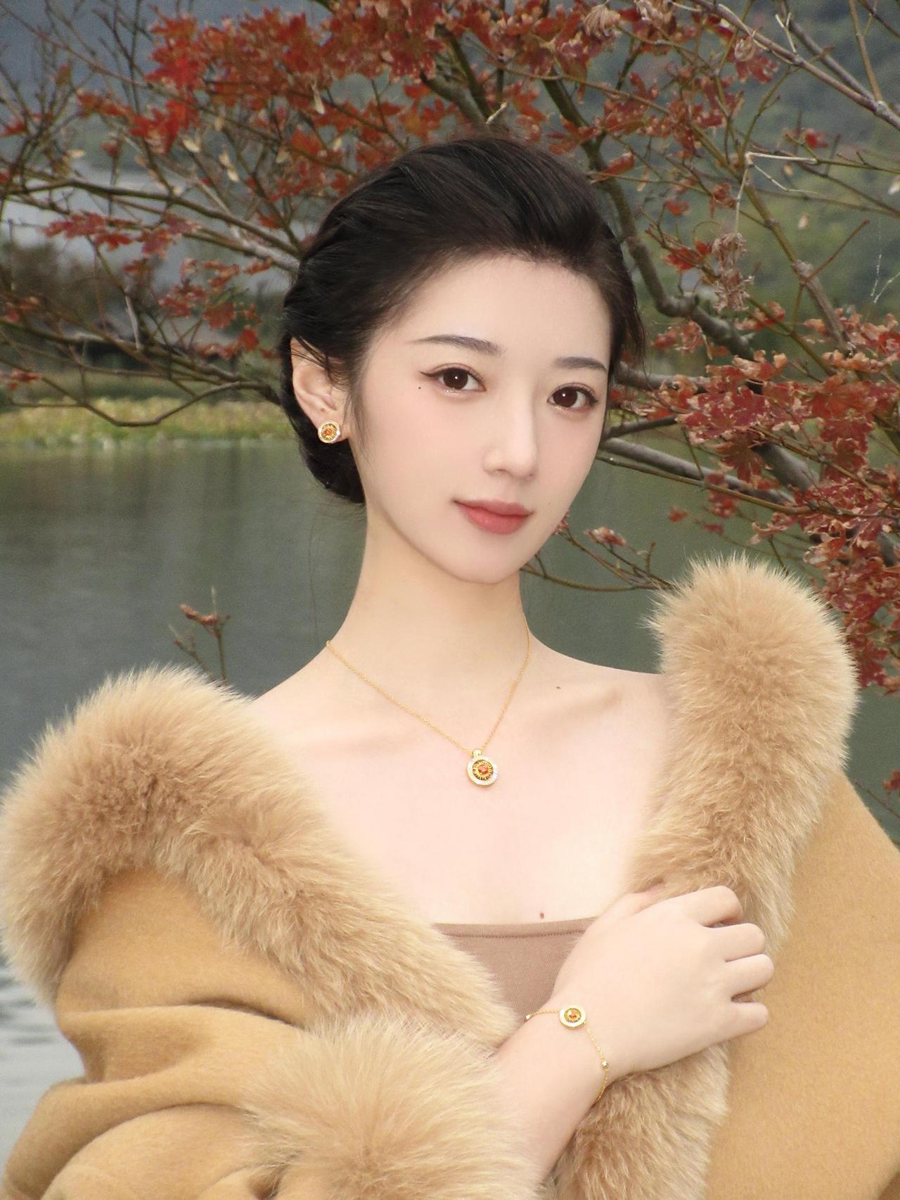 心如花木，自时光深处缱绻而来。 她将青丝绾成古典的梦，绒绒披肩裹住温婉，金