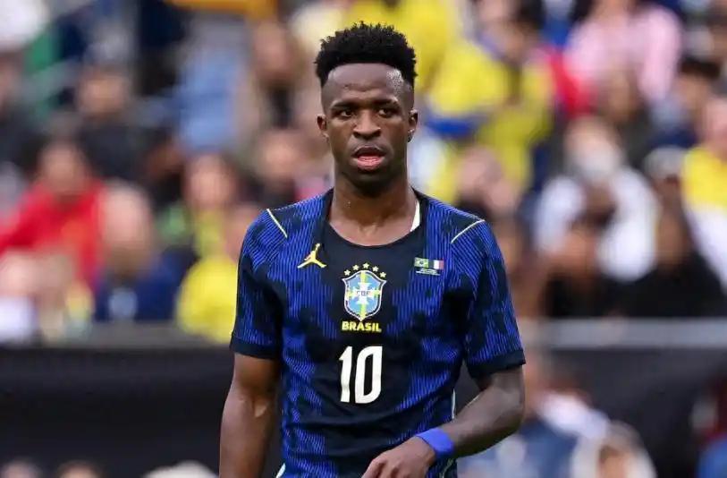 维尼修斯穿上巴西队的10号，可是他带不动巴西队啊，0射正，过人技术粗糙，不像在西