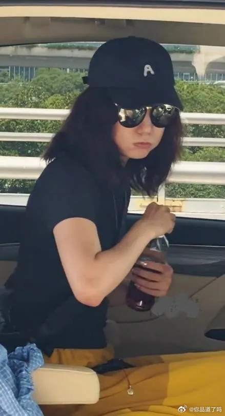 王珞丹现身长沙机场搭配的很有特色，看上去很有青春时尚，上身穿黑色紧身T恤，下身搭