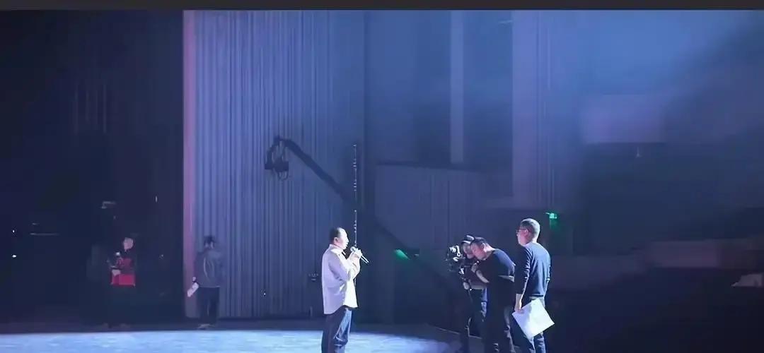 董宇辉彩排后台听贺国丰清唱陕北民歌，眼泪当场就绷不住了。彩排现场没观众，他站在