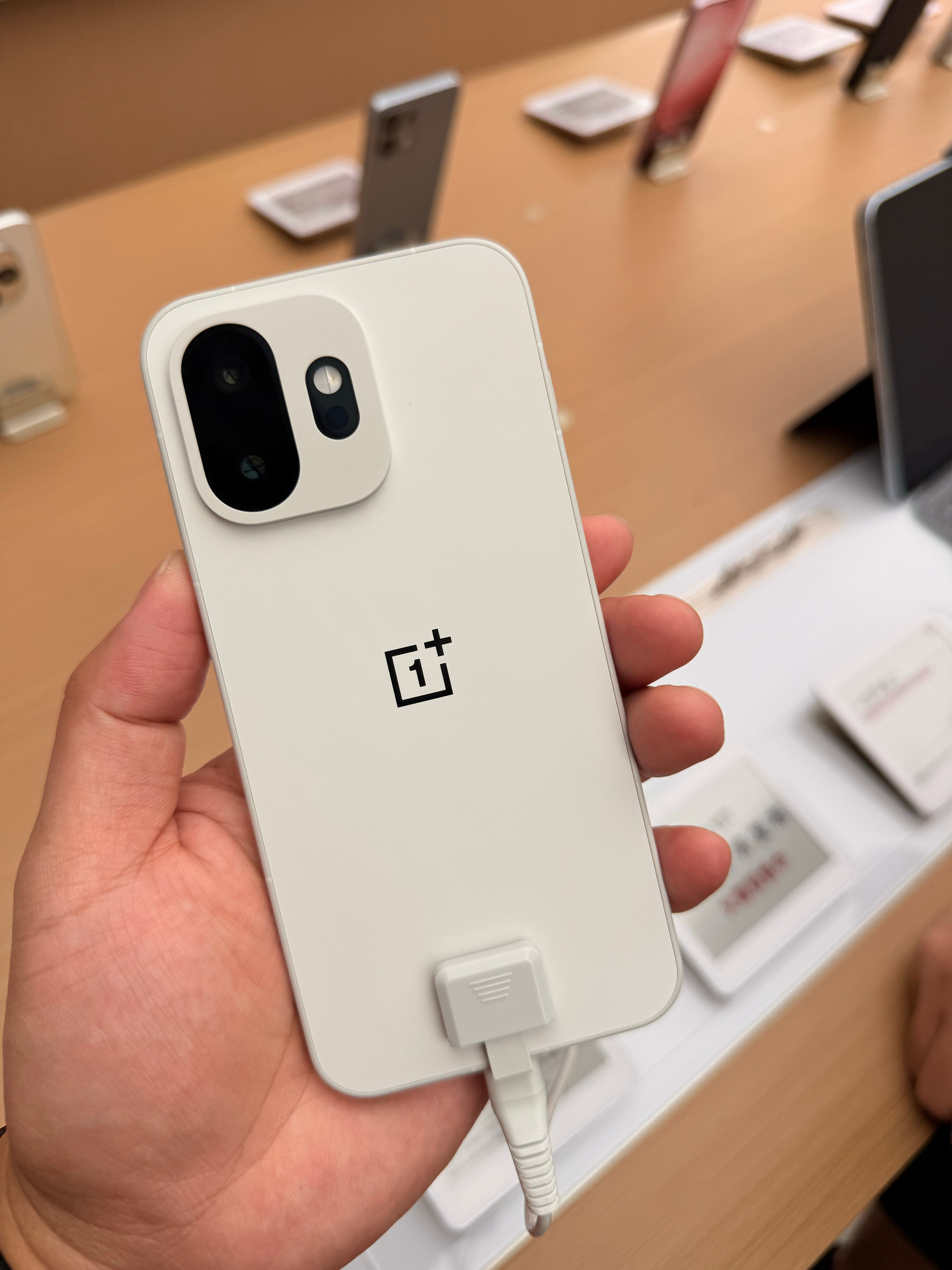 还记得一加13出来时候拿上手是有一种惊艳感就是设计好看、精致度和细节都很强今年一