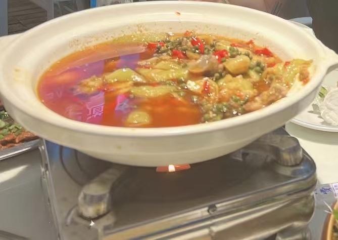 四川人说不要把汤汤倒了留到明天下面吃是对美食的最高评价！能够理解这句话意思的人一