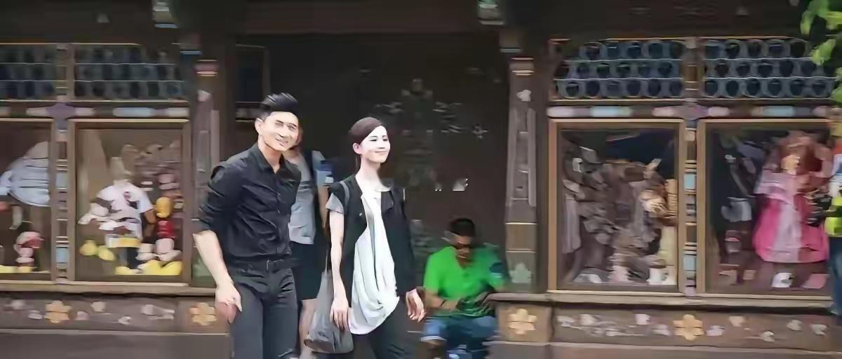 十年前吴奇隆带刘诗诗游迪士尼，冷白皮太抢镜，人群中一眼沦陷！​​​
