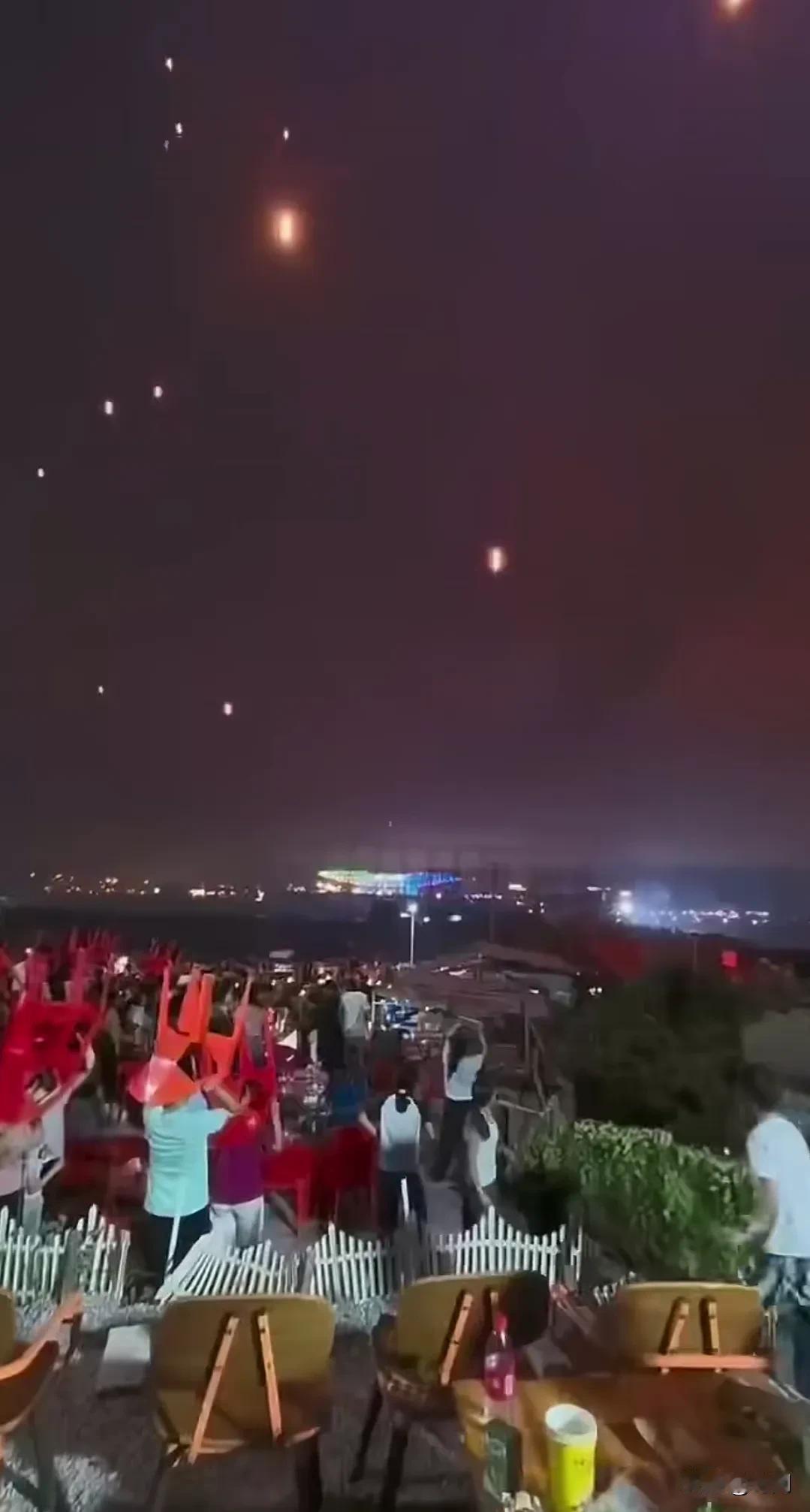 无人机烟花表演秒变天女散花，现场一片混乱。2025年10月2日晚，湖南浏阳天空剧