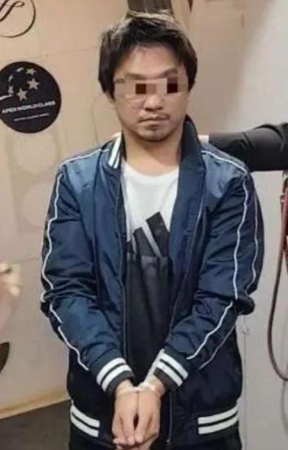 这名黑胡拉碴、斯斯文文的人叫施纯芳，是一名重型犯罪分子。近日，菲律宾警方正式将此