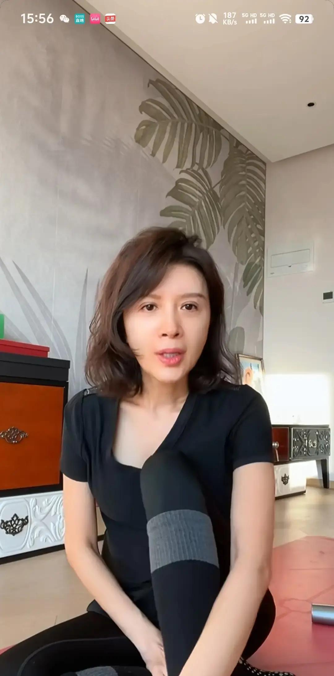 真的被现在的年轻演员整不会了，戏里甜得让人掉牙，戏外居然连微信都不是好友金巧巧