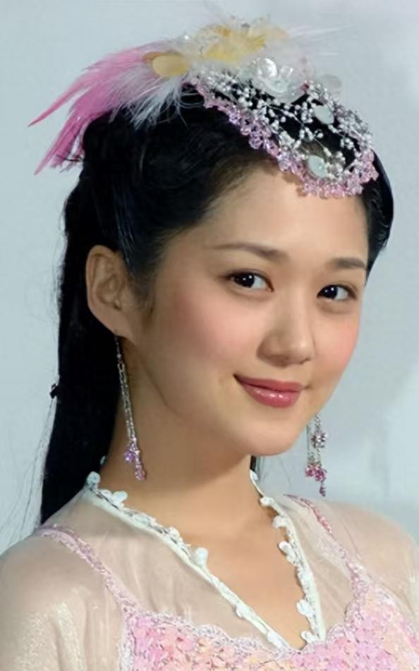 张娜拉，1981年3月18日出生于韩国首尔。2001年以歌手出道，同年参演《n