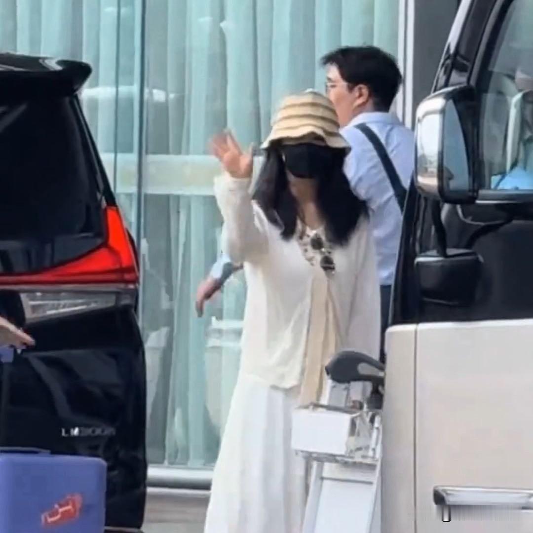 杨紫出发广州机场之行白玉兰封后首秀引热潮7月3日，一则消息在网络上迅速掀起波澜