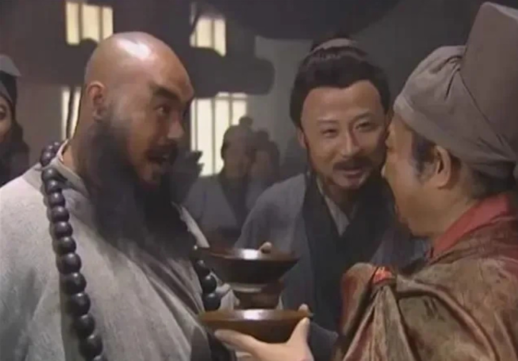 水浒传中，是如何表现阶层的呢？鲁智深看不起李忠，李忠从怀里取出来二两银子的时