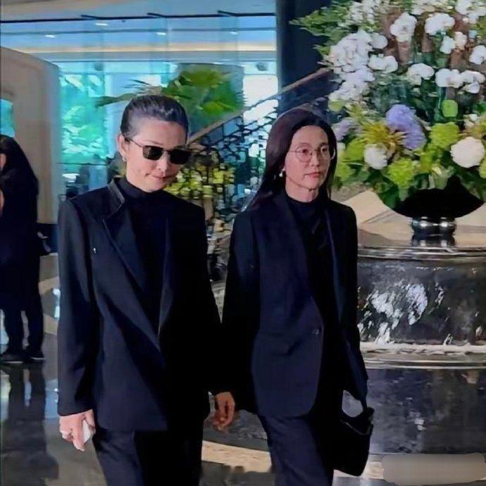 李冰冰头发也白成这样了，再有钱也抵挡不了岁月的无情呀