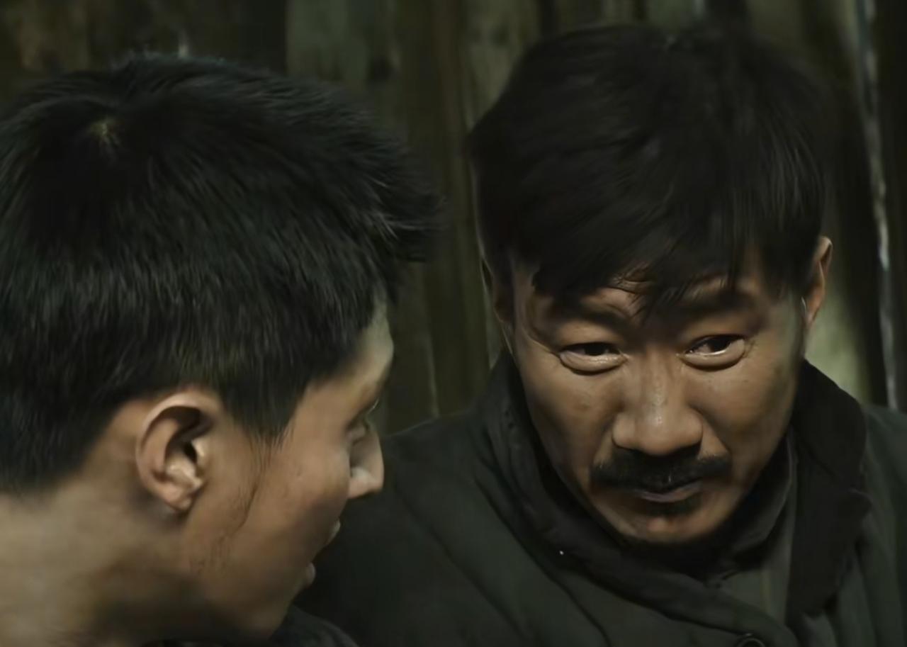 《归队》鲁长山来找小贵了，但他一来就被当成要饭的给拦住了，鲁长山问：“这是田小贵