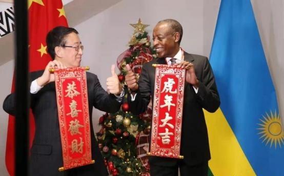 卢旺达其实很懂什么叫“见人下菜”，为了区别我们跟西方，他们搞了个“双轨制”，什么