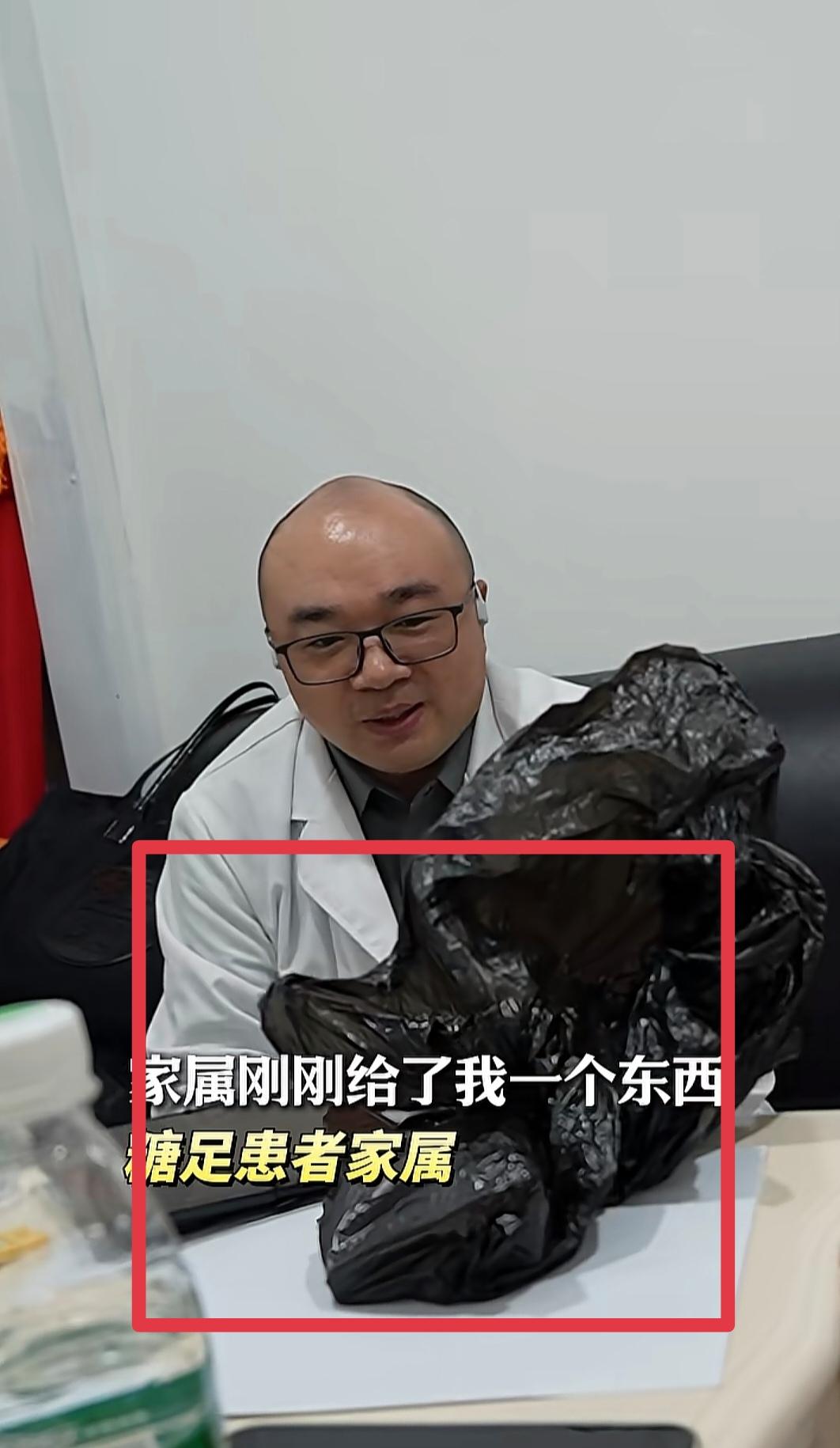 医生当众收下患者送来的红包🧧下一秒，没想到这位医生………一位患者手术前，家