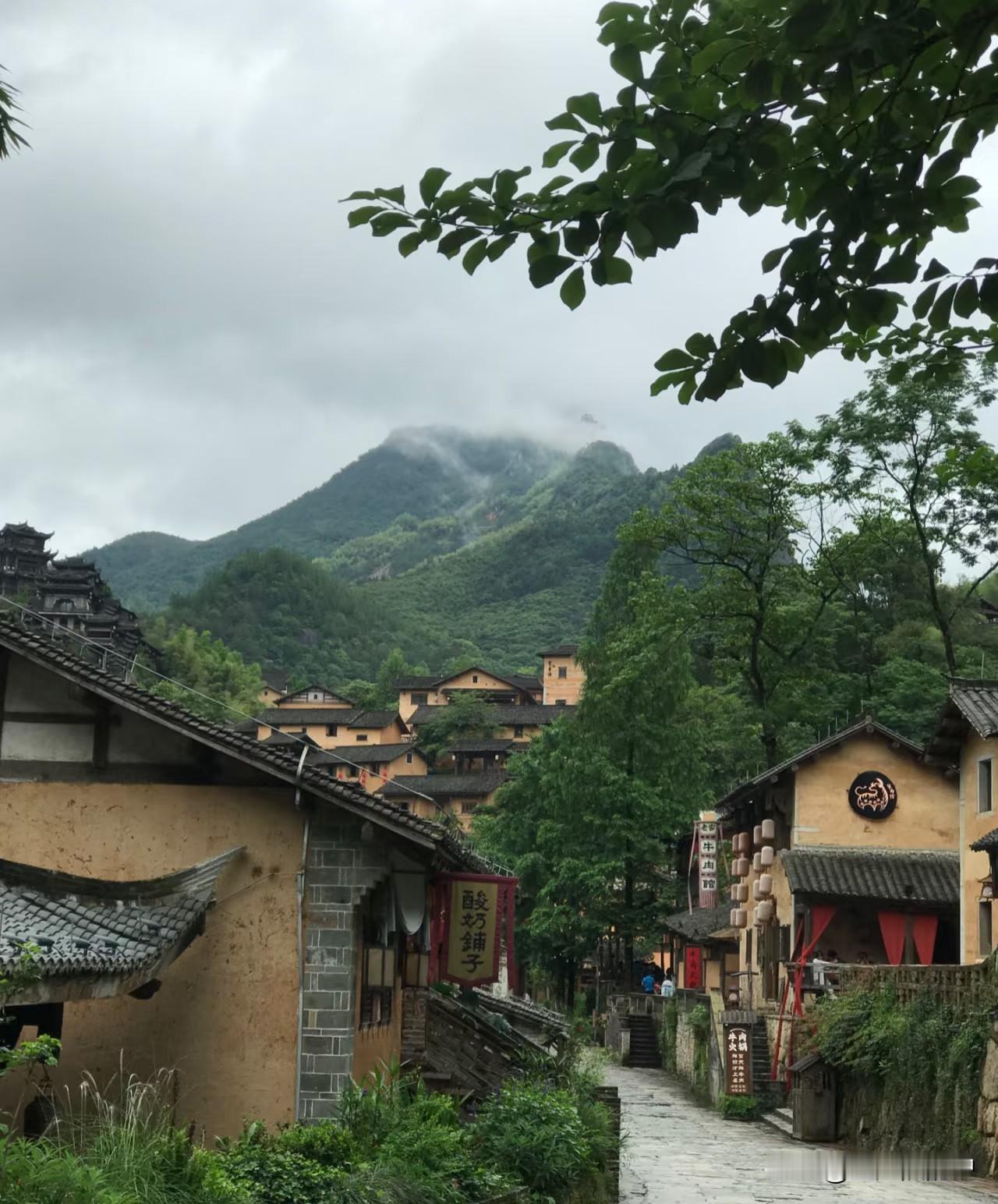 望仙谷游玩整体景区不算大，一个下午连带到晚上基本能逛完，路线也比较简单，网上很容