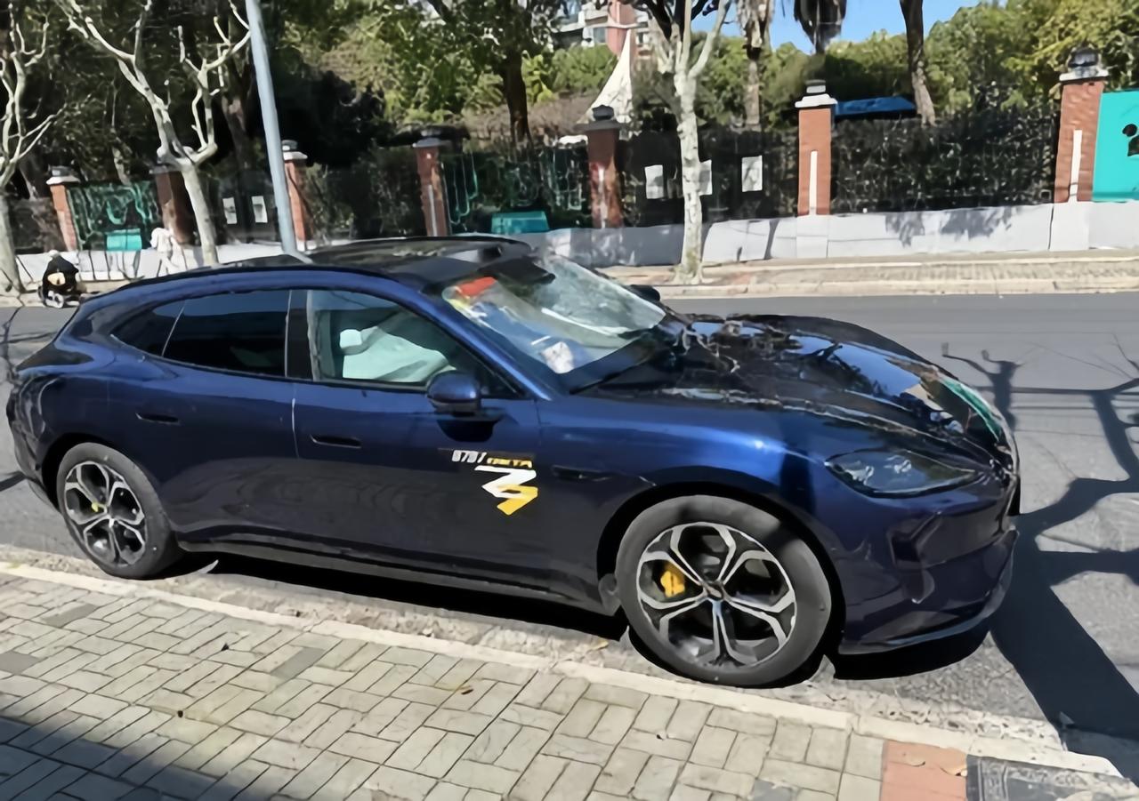 这一组鸿蒙智行尚界Z7T实车图确实有点东西，猎装姿态比套娃轿车顺眼多了，3000