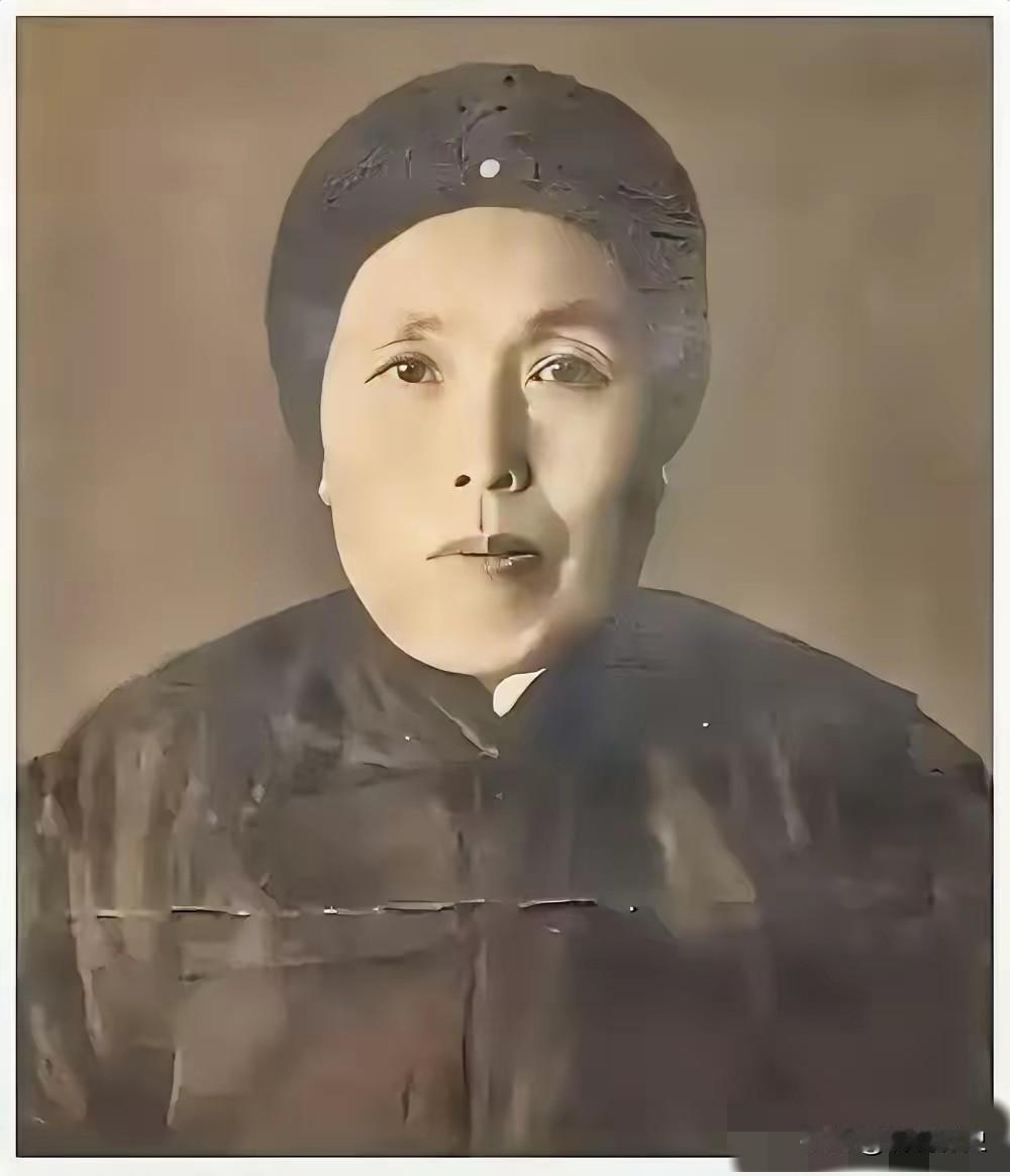 1891年，16岁的张作霖落难乞讨，孙寡妇看中了他，解开衣扣，掏出一块腰牌给