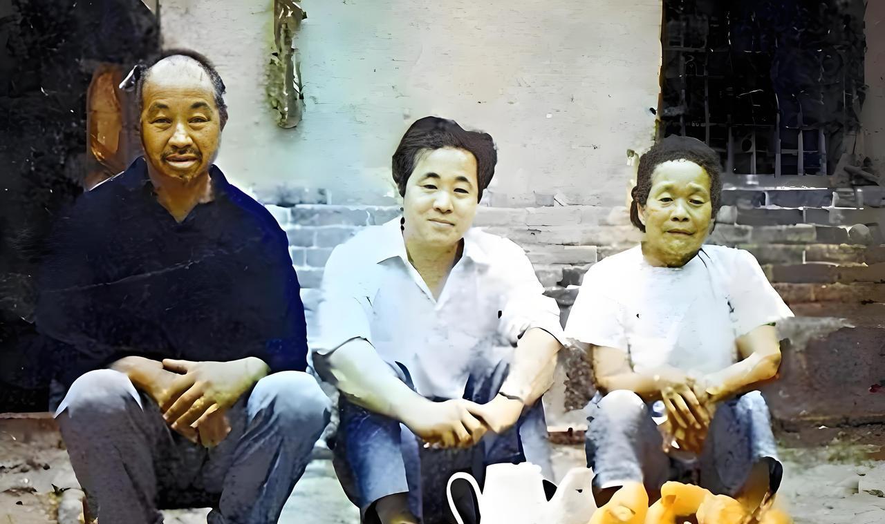 #老照片#这是中国著名作家莫言，与其父母，在一起的珍贵画面。众所周知，莫言是