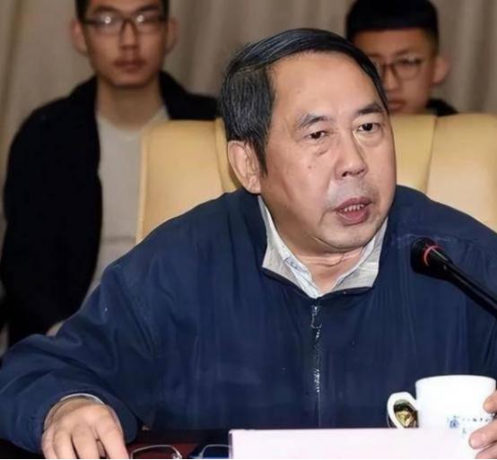 中国现在向美国投降还来得及！再晚就要‘跪着’了，”7年前，中美贸易战正酣，一位名