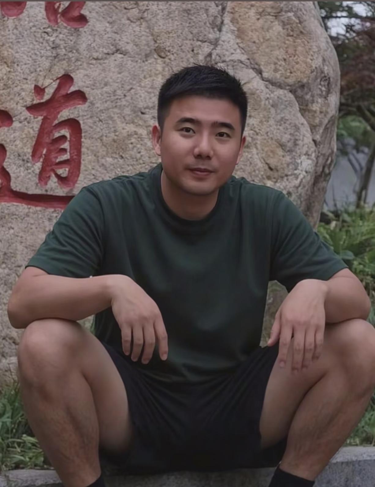 🐒江西一小伙当兵休假,想给女友惊喜,偷偷来到她上班的地方。不料,他悄悄站到女友