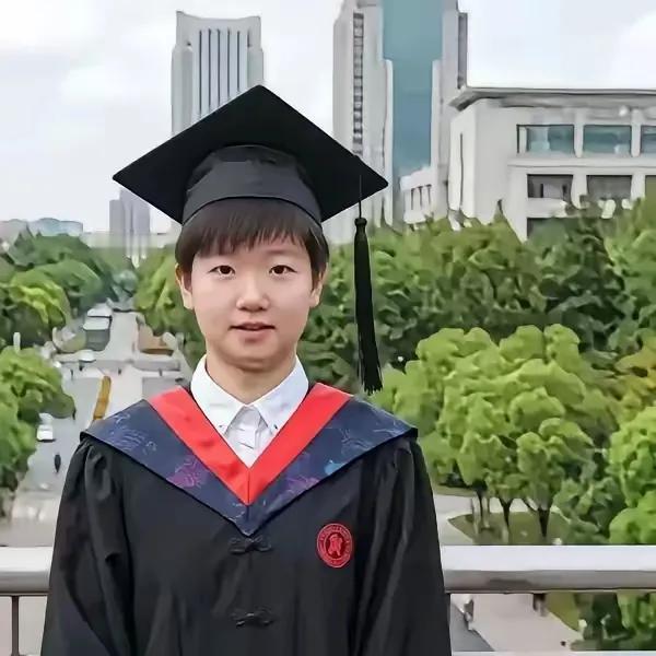 天呐，这是真的吗？昨天笔者刚刚发微头条说，期待早日看到莎莎戴着学士帽，穿着学士