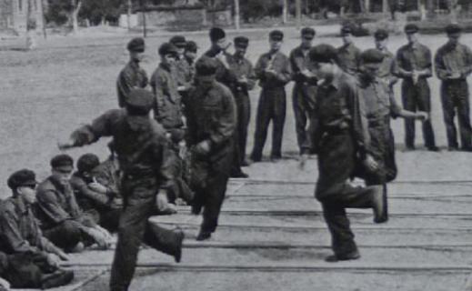 1979年6月20日，最后一批中越战俘交换现场，一名年轻的越军俘虏慢慢走向边境，